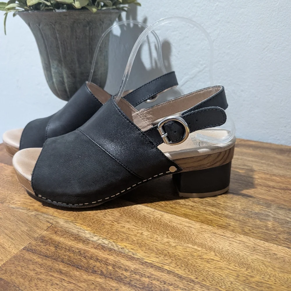 Dansko‎ size 38 Black leather upper lined sandals w/ wood accents